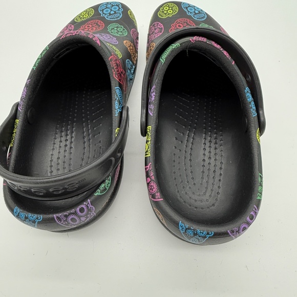 Womens Size 10 Crocs Colorful Day of the Dead Sugar Skull Clogs Black Background - Picture 4 of 8